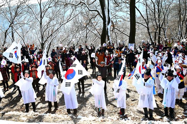 대전 유성구 안산동 산성제가 1일 허태정 유성구청장을 비롯한 주민 200여명이 참가한 가운데 열렸다. 대전 유성구 제공/2016-03-01(한국일보)