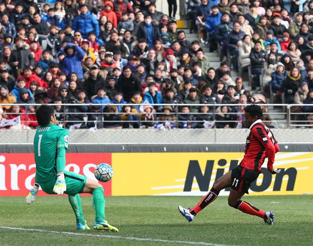 FC서울 아드리아노(오른쪽)가 1일 서울월드컵경기장에서 열린 아시아축구연맹(AFC) 챔피언스리그에서 히로시마 산프렌체를 상대로 해트트릭을 작렬하며 4-1 역전승을 이끌었다. 아드리아노의 세 번째 득점 장면. 연합뉴스