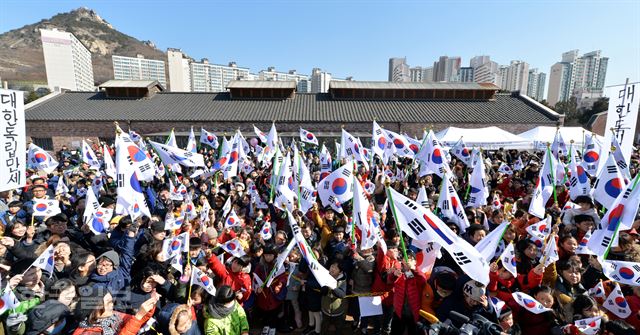 3·1절인 1일 오전 서울 서대문구 서대문형무소역사관을 찾은 어린이들이 태극기를 흔들며 공연을 보고 있다. 서재훈기자