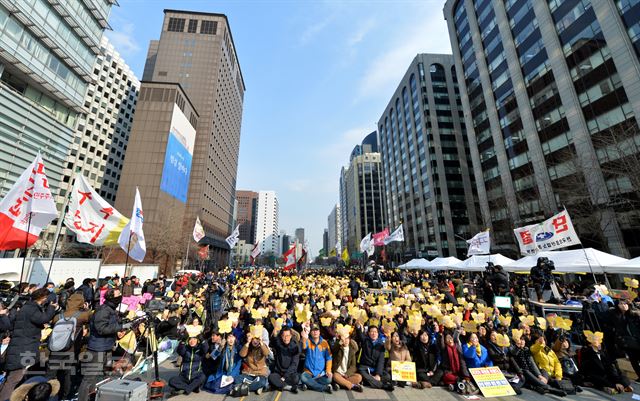 제97주년 3.1절을 맞은 1일 오후 서울 종로구 청계광장에서 열린 한일 위안부 합의 무효 전국 행동의 날에 참가한 시민들이 구호를 외치고 있다. 서재훈기자