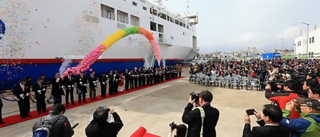 속초와 러시아 자루비노, 블라디보스토크를 잇는 항로는 지난 2013년 재취항 때만 해도 중국 동북 3성과 극동러시아를 향한 북방교역의 전초지지가 될 것이란 기대감이 컸다. 그러나 2014년 6월 적자누적으로 운항이 또 다시 중단된 이후 돌파구를 찾지 못하고 있다. 사진은 2013년 3월 19일 속초항에서 열린 북방항로 재취항 기념식 모습. 연합뉴스