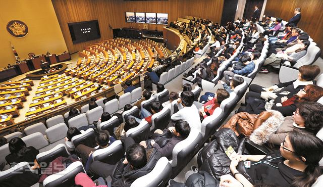 테러방지법 통과를 막기 위한 야당의 필리버스터를 보기 위해 국회를 찾은 시민들이 1일 서울 여의도 국회 본회의장 방청석을 가득 메운 채 31번째 주자 안민석 의원의 토론을 경청하고 있다. 고영권기자youngkoh@hankookilbo.com