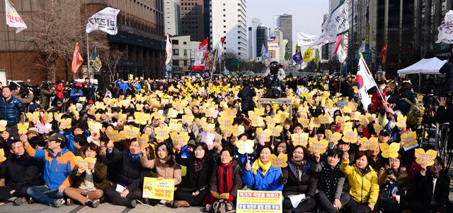 한일 위안부합의 무효 전국행동의 날 행사가 열린 1일 오후 서울 종로구 청계광장에서 참가자들이 '한일협정 무효'와 '공식 사죄, 법적배상' 등을 촉구하며 구호를 외치고 있다. 뉴시스