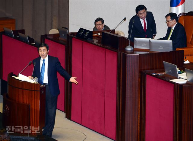 2일 국회에서 무제한 토론 마지막 주자로 나선 이종걸 더불어민주당 원내대표가 발언하는 동안 정의화 국회의장과 원유철 새누리당 원내대표가 의사일정에 대해 대화하고 있다.고영권기자 youngkoh@hankookilbo.com