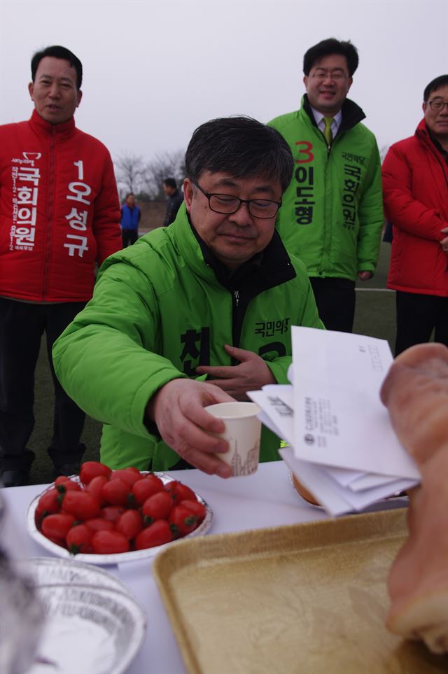 최원식 국민의당 의원이 27일 오전 경인교대 대운동장서 열린 조기축구회 시축 행사장에서 고사를 드리고 있다. 인천=정민승기자 msj@hankookilbo.com