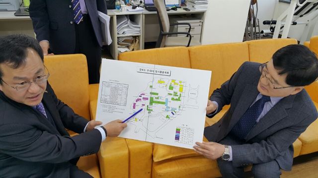 홍성주(왼쪽) 대구시 정책기획관이 2일 대구시청 기자실에서 '대구시청 별관' 이전 계획을 설명하고 있다. 전준호기자 jhjun@hankookilbo.com