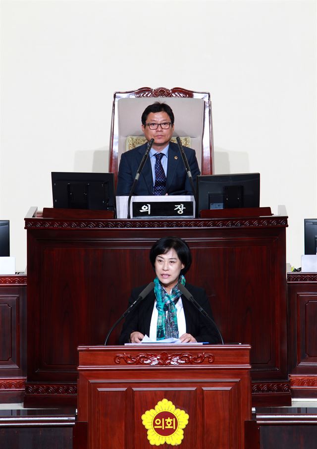 경기도의회 이효경(아래) 의원이 '웰다잉 조례안'에 대해 설명하고 있다. 경기도의회 제공