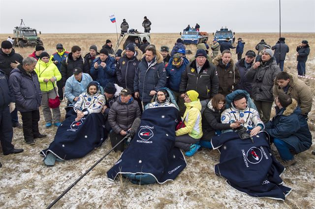 국제우주정거장(ISS)에서 340일간 임무수행을 마친 미 우주비행사 스콧 켈리가 2일(현지시간) 동료 러시아 우주인 미하일 코르니엔코, 세르게이 볼코프와 함께 소유즈 TMA-18M 스페이스 캡슐을 타고 카자흐스탄 제즈카즈간에 도착해 휴식을 취하고 있다. NASA EPA 연합뉴스