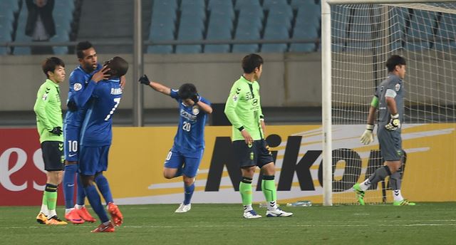 장쑤 쑤닝 테세이라가 1일 난징 올림픽스타디움에서 열린 전북 현대와 아시아축구연맹(AFC) 챔피언스리그 E조 조별리그 2차전에서 골 세리머니를 하고 있다. 난징(중국)=사진공동취재단