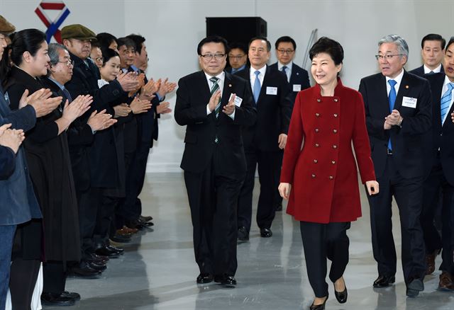 박근혜 대통령이 2일 오후 서울 동대문디자인플라자에서 열린 한국문화 및 우수문화상품 전시회 개막식에 김종덕 문화체육관광부 장관 이동필 농림축산식품부 장관과 함께 입장하고 있다. 홍인기기자 hongik@hankookilbo.com