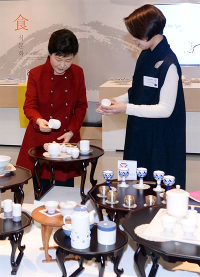 박근혜 대통령이 2일 오후 서울 동대문디자인플라자에서 열린 한국문화 및 우수문화상품 전시회에서 우수문화 상품존을 둘러 보며 공예작가 양지운씨로부터 상감기법을 적용한 찻잔에 대해 설명을 듣고 있다. 홍인기기자 hongik@hankookilbo.com