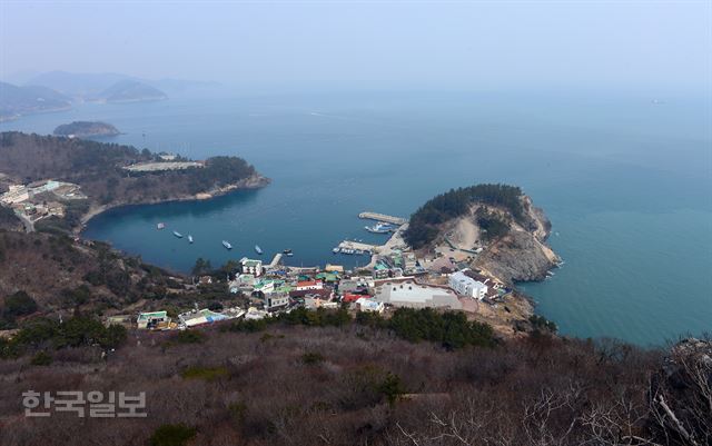 여수 돌산읍 향일암 뒤편 금오산에서 내려다 본 풍경. 돌출된 지형이 거북 머리를 닮아 정상으로 오를수록 거북 등에 올라탄 느낌을 받는다. 여수=최흥수기자 choissoo@hankookilbo.com