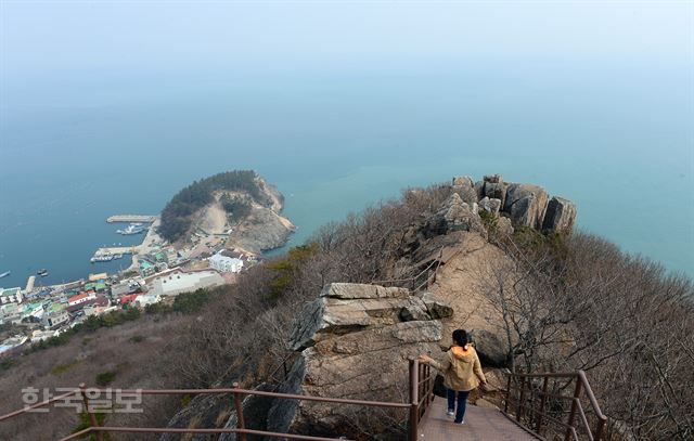 금오산 정상에 서면 남해와 다도해 풍경이 시원하게 펼쳐진다.