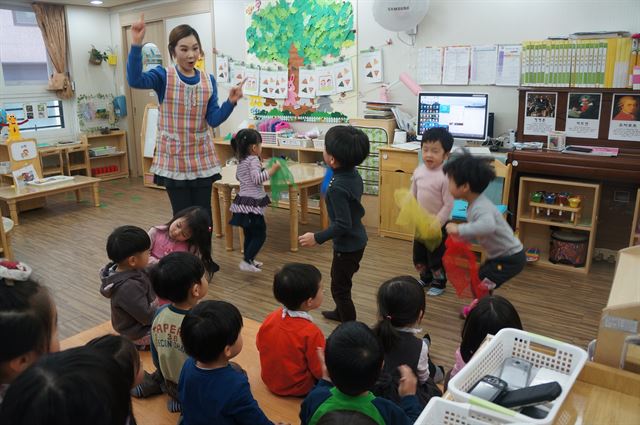 서울의 한 어린이집에서 교사가 아이들과 수업을 하고 있다. 한국일보 자료사진 (*이 사진은 기사 내용과 관련 없음)