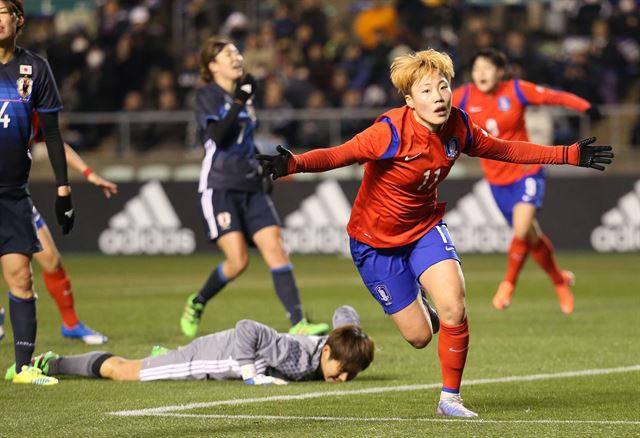 정설빈이 2일 오후 일본 오사카 긴초 스타디움에서 열린 2016 리우올림픽 여자축구 아시아지역 최종예선 일본전에서 골을 넣고 환호하고 있다. 오사카=연합뉴스