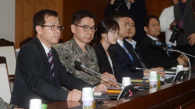 4일 오후 서울 용산구 국방부에서 열린 주한미군의 사드 배치문제를 협의하기 위한 한·미 공동실무단 첫 회의에서 한국측 대표인 장경수(왼쪽 두번째) 국방부 정책기획관이 회의를 준비하고 있다. 사진공동취재단