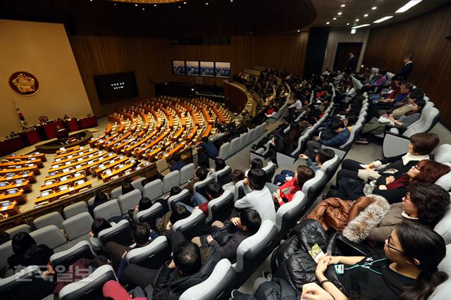 더불어민주당이 테러방지법 수정을 요구하며 진행 중인 필리버스터를 중단하기로 결정한 1일 오후 서울 여의도 국회 본회의장을 찾은 시민들이 31번째 주자 안민석 의원의 무제한토론을 보고 있다. 고영권기자youngkoh@hankookilbo.com