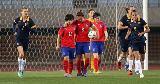 한국 선수들이 4일 일본 오사카 얀마 스타디움에서 열린 리우올림픽 여자축구 아시아지역 최종예선 호주와 경기에서 선제골을 허용한 뒤 고개를 숙이고 있다. 오사카(일본)=연합뉴스