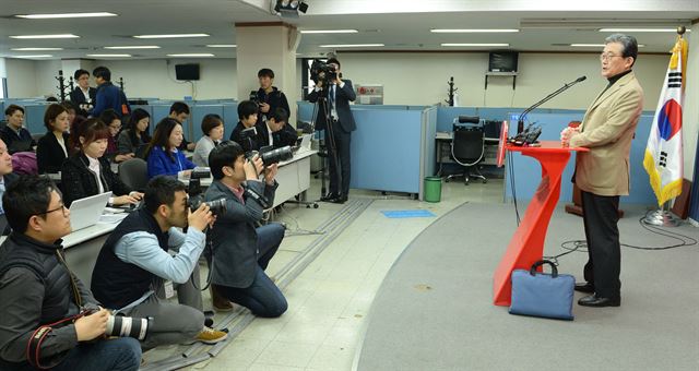 이한구 새누리당 공천관리위원장이 4일 오전 여의도 당사에서 기자회견을 열어, 사전 여론조사 유출 파문과 관련해 "공관위에서 자료가 나가는 건 불가능하다"고 밝혔다. 오대근기자 inliner@hankookilbo.com