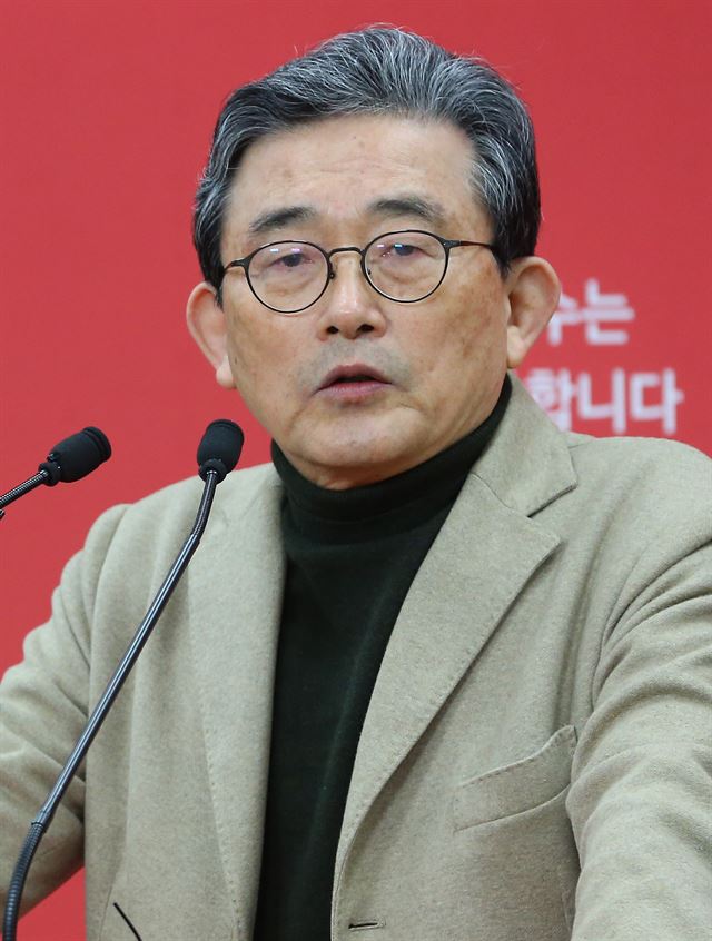 이한구 새누리당 공천관리위원장이 4일 서울 여의도 당사에서 공천관리위 전체회의 브리핑을 하고 있다. 연합뉴스