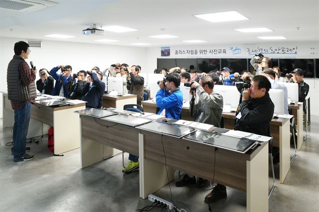 조세현 작가가 노숙인 사진교육 프로그램 ‘희망프레임’ 수강생들에게 사진 기술을 지도하고 있다. 서울시 제공