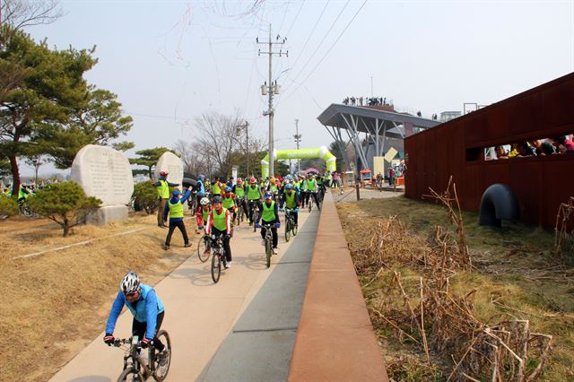 경기 DMZ자전거투어 참가자들이 임진각을 힘차게 출발하고 있다. 경기도 제공