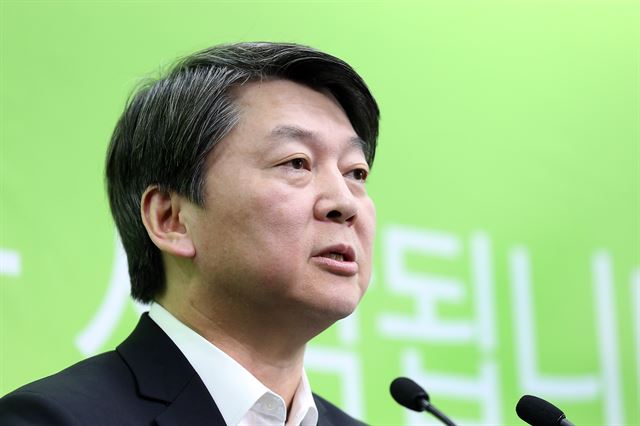 국민의당 안철수 공동대표가 6일 오전 마포 당사에서 야권 연대 관련 기자회견을 하고 있다. 연합뉴스