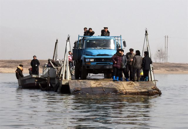 6일 오전 중국 랴오닝성 단둥시 외곽 북·중 국경지대 압록강에 북한 주민들이 중국에서 들어온 생필품을 배로 이동하고 있다. 단둥=뉴시스