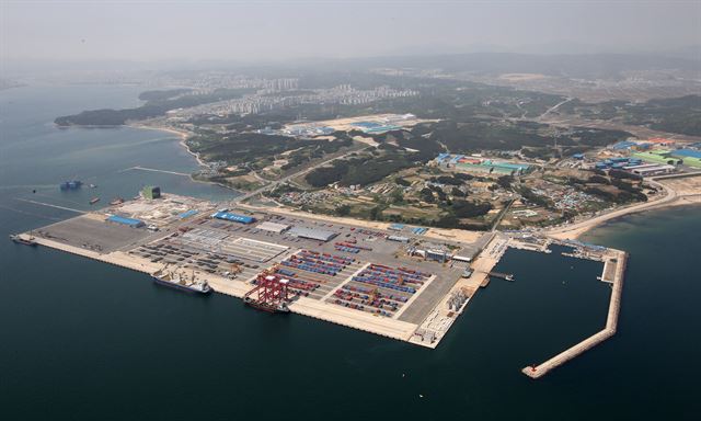 경북 포항 영일만항 전경. 경기 악화 등으로 물동량이 줄면서 경북도와 포항시가 화주, 선사에 각각 지급하는 인센티브 지원 예산도 남아도는 상황이 됐다. 포항시 제공.