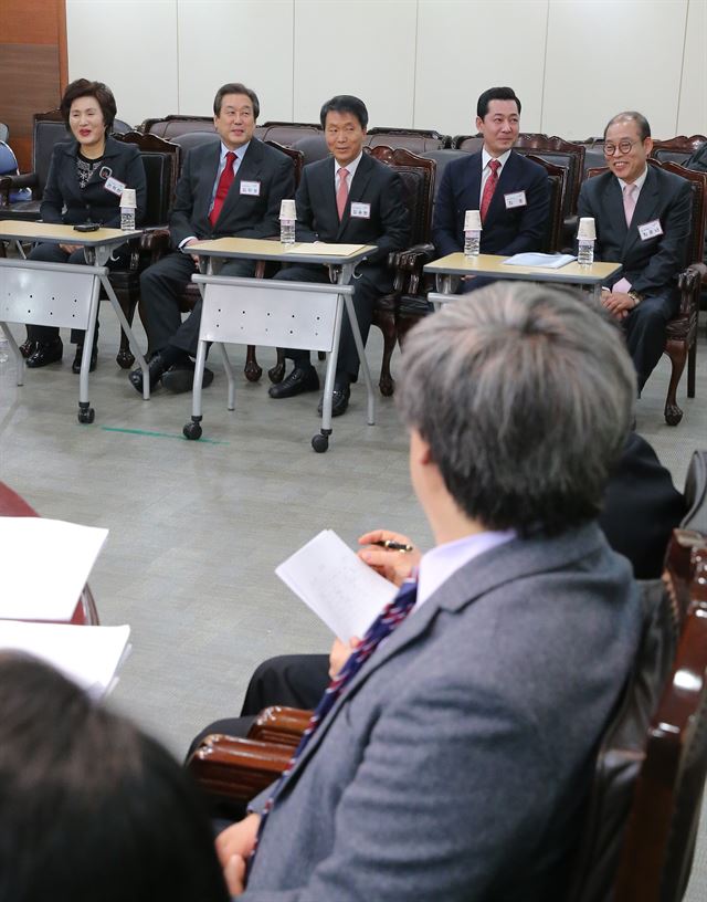 부산 중구영도구에 출마하는 새누리당 김무성 대표가 6일 오전 서울 여의도 당사에서 열린 선거구변경지역 1일차 공천신청자 면접에 예비후보자들과 함께 참석해 있다. 왼쪽부터 권혁란, 김무성, 김용원, 최홍, 최홍배. 연합뉴스