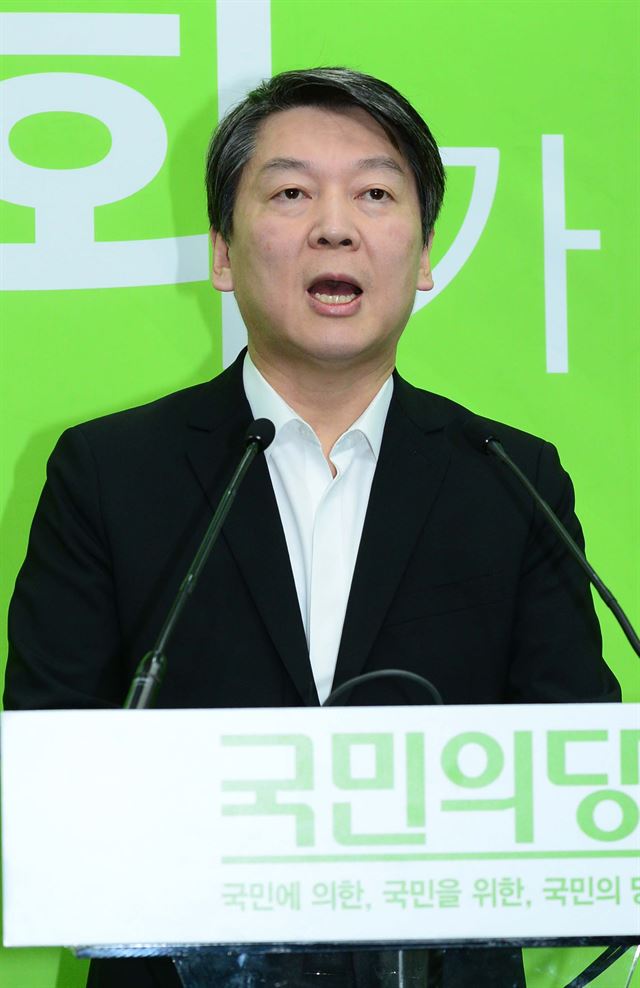 안철수 국민의당 공동대표가 6일 오전 서울 마포구 당사에서 더불어민주당이 제안하는 야권 통합 관련해 기자회견을 열고 거부입장을 거듭 확인하고 있다.오대근기자 inliner@hankookilbo.com