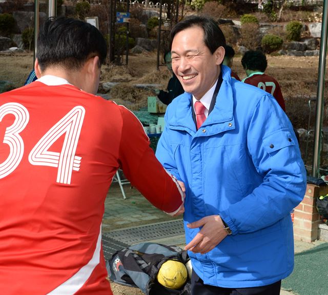 우상호 더불어민주당 후보가 6일 오전 서울 안산초교에서 조기축구회 모임을 방문해 인사를 하고 있다. 오대근 기자