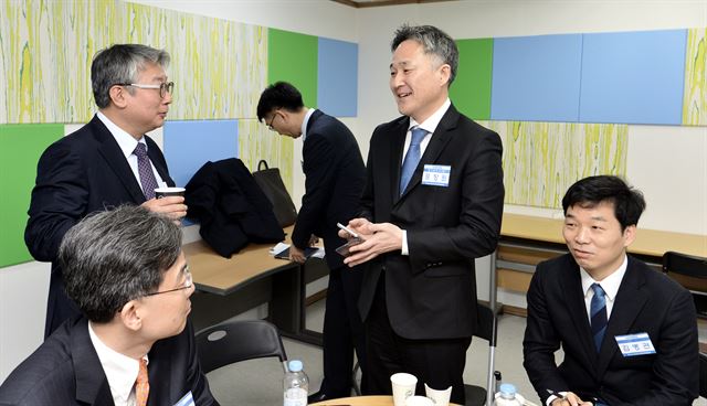 더불어민주당 공직선거후보자추천관리위원회 면접이 실시된 6일 오전 서울 여의도 당사에서 김병관 웹젠 이사회 의장(오른쪽부터 시계방향으로), 김현종 전 유엔대사, 조응천 전 청와대공직기강비서관, 표창원 전 경찰대 교수 등 영입인사들이 대화를 나누고 있다. 뉴시스