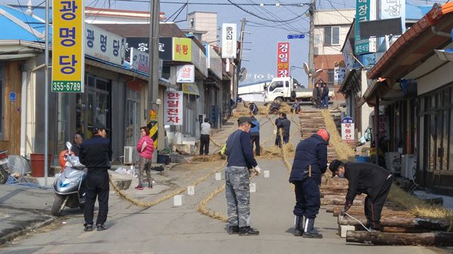 기지시줄다리기보존회 회원들이 다음 달 7일부터 충남 당진시 송악면 기지시 장터에서 열리는 줄다리기 축제 때 사용할 잔 줄을 만들고 있다. 당진시 제공