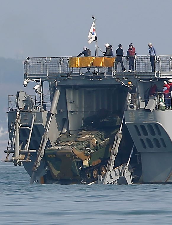 한미연합상륙훈련이 시작된 7일 오전 포항 앞바다에서 해병대 상륙돌격장갑차(KAAV)가 상륙함인 향로봉함으로 해상탑재를 하고 있다. 연합뉴스