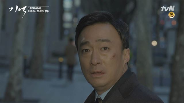 ‘시그널’ 후속으로 오는 18일 첫 방송되는 tvN 드라마 ‘기억’. 이성민은 극중 출세지향적인 변호사 박태석 역을 맡았다. tvN 제공