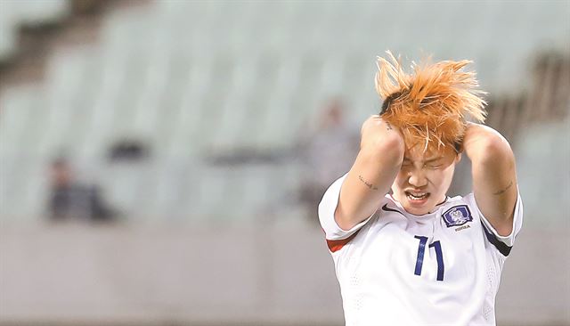 정설빈이 7일 오후 일본 오사카 얀마 스타디움에서 열린 2016 리우올림픽 여자축구 아시아지역 최종예선 중국과의 경기에서 슈팅을 실패한 뒤 아쉬워하고 있다. 오사카=연합뉴스