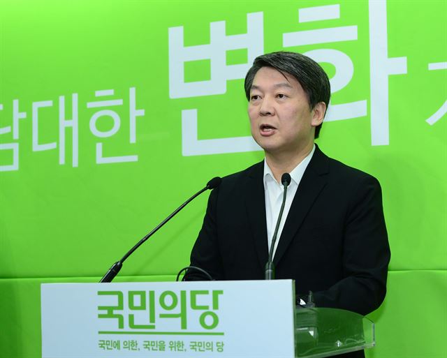 안철수 국민의당 공동대표가 6일 오전 마포 당사에서 더불어민주당이 제안하는 야권 통합 관련해 기자회견을 열고 거부입장을 거듭 확인하고 있다. 오대근기자 inliner@hankookilbo.com