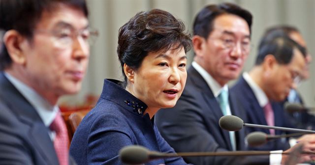 박근혜 대통령이 7일 청와대에서 열린 수석비서관회의에서 서비스산업발전기본법과 파견법 등 쟁점 법안 처리를 촉구하고 있다. 홍인기기자 hongik@hankookilbo.com