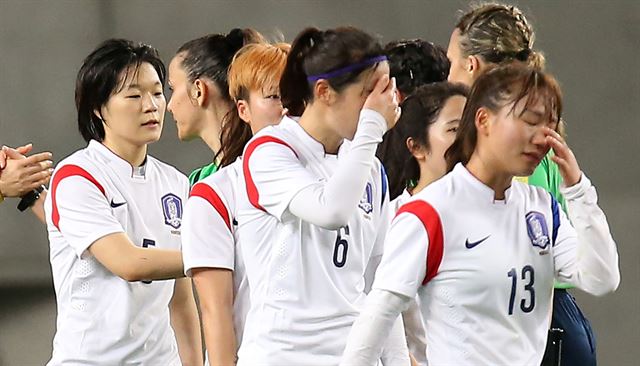 한국 선수들이 7일 일본 오사카 얀마 스타디움에서 열린 중국과 리우올림픽 아시아지역 최종예선에서 패해 올림픽 진출이 좌절된 뒤 눈물을 흘리며 경기장을 빠져 나오고 있다. 오사카=연합뉴스