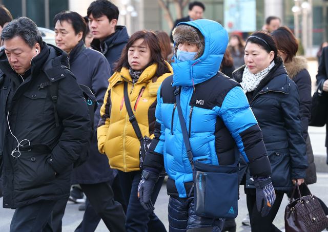 기온이 영하로 떨어진 지난달 29일 오전 서울 광화문 사거리에서 직장인들이 두툼한 옷을 입고 출근을 하고 있다. 연합뉴스