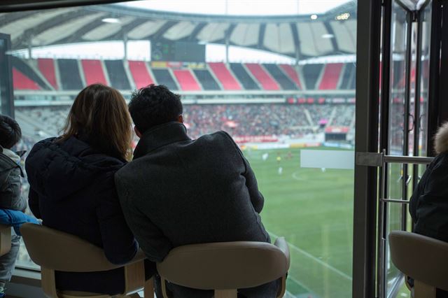 팬들이 FC 서울 스카이펍에서 축구관람을 즐기는 모습. FC서울 제공