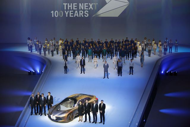 /BMW이 창립 100주년을 맞은 가운데 7일(현지시간) 독일 뮌헨에서 열린 ‘BMW 그룹 100주년 기념 행사’에서 ‘BMW 비전 넥스트100'이 공개되고 있다.뮌헨=AP 연합뉴스