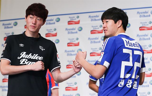 성남FC 황의조(왼쪽)가 7일 서울 서대문구 홍은동 그랜드 힐튼 호텔에서 열린 ‘현대오일뱅크 K리그 클래식 2016’ 미디어데이에서 개막전에서 맞붙을 수원 삼성 권창훈과 대결 포즈를 취하고 있다. 연합뉴스