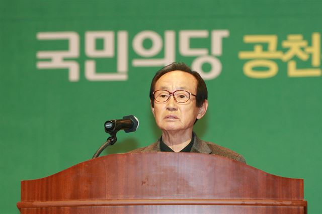 전윤철 국민의당 공천관리위원장이 지난 6일 광주 김대중컨벤션센터에서 열린 '국민의당 찾아가는 공개 면접심사'에서 인사말을 하고 있다. 광주=연합뉴스