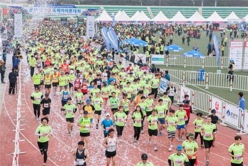 지난해 열린 군산새만금국제마라톤대회. /2016-03-09(한국일보)