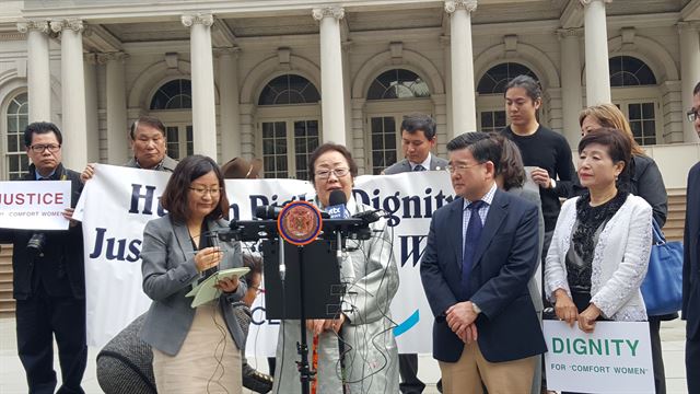 일본군 위안부 피해자인 이용수(88ㆍ가운데) 할머니가 8일 미국 뉴욕시청 앞에서 열린 기자회견에서 한일 정부의 위안부 합의를 받아들일 수 없다며 다시 한번 일본 정부의 공식 사과와 법적 배상을 촉구했다. 뉴욕=연합뉴스