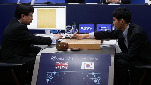 /9일 서울 종로구 광화문 포시즌 호텔에서 이세돌 9단과 인공지능 아파고(AlphaGo)의 '세기의 대국' 1국이 열린 가운데 이세돌 9단과 알파고를 대신한 구글 딥마인드 리서치 사이언티스트인 아자 황 박사과 대국을 진행하고 있다. 1국에서는 알파고의 승리했으며 15일까지 5번의 경기가 치뤄진다. 서울=AP 연합뉴스