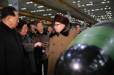 김정은 북한 국방위원회 제1위원장이 핵무기 연구 부문 과학자, 기술자들을 만나 핵무기 병기화 사업을 지도하는 모습을 9일 조선중앙통신이 보도했다. 조선중앙통신 연합뉴스