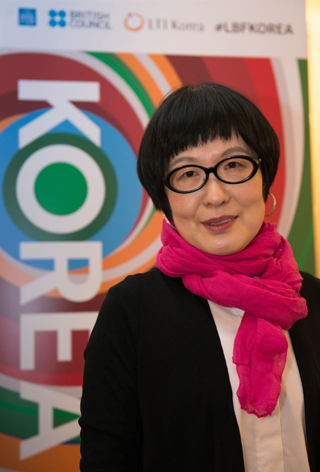 김혜순 시인이 시집 ‘피어라 돼지’와 산문집 ‘않아는 이렇게 말했다’를 동시에 출간했다. 문학동네 제공